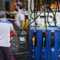 Argentina se «alineo» y celebra tener el combustible mas caro de la Región