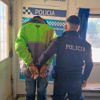 Agredió a su mamá y sus hermanos lo retuvieron y entregaron a la policía