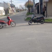 Chocaron dos motos y tres personas resultaron heridas