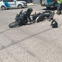 Choque entre dos motos: una mujer herida