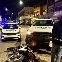 Choque en medio de una «Madrugada molesta» en Berisso, con Motos, explosiones, operativo
