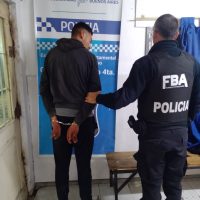 Le tiró un botellazo a lpolicía pero la fiscal de turno lo dejo libre