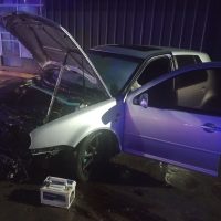 Fuerte choque en Berisso: Auto impactó contra columna de alumbrado dejando dos heridos y conductor con alcoholemia positiva