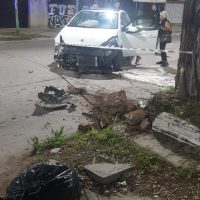 Impactante choque en plena Avenida Montevideo: un auto impactó contra un poste