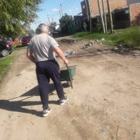 Vecinos toman la iniciativa ante la desidia por el estado de las calles