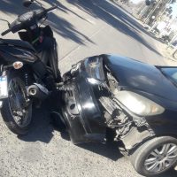 Accidente en Avenida Montevideo y 42: Motociclista Hospitalizada Tras Colisión con Automóvil