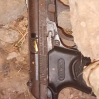 INSÓLITO: Fue a una cena benéfica y disparó un tiro mientras orinaba
