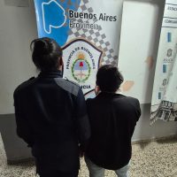 Mamá le pegó un botellazo a su hijo