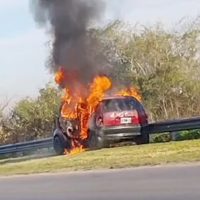 Incendio Vehicular en Avenida Juan D. Perón: Chevrolet Corsa Consumido por las Llamas