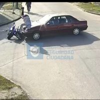 Impactante Video: Motociclista vuela por el aire en Accidente de Tránsito