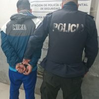 Borracho quería pelear con los vecinos
