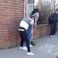 Berisso: Violenta pelea entre chicas en la puerta de una secundaria