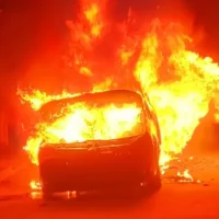Incendio de un Volkswagen Fox en Berisso: Ocupantes Ilesos