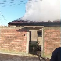 Un incendio destruye una vivienda en el Barrio El Carmen y la familia busca a su perra