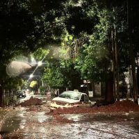 Insólito: Un Taxi quedó atrapado en asfalto fresco