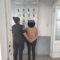 El novio huyó dejándola con una garrafa y la policía