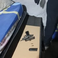 18 años, cargó y disparó al aire para amedrentar a su pareja