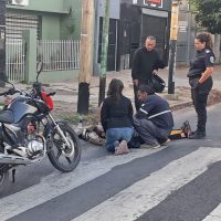 Discutía con su pareja en Berisso, cruzó la calle sin mirar y lo atropelló un micro