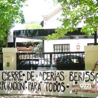 Acería Berisso: sigue el reclamo y la novela. Nadie cobra