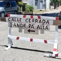 Ingenio popular ante un corte de calle que ya lleva tres semanas