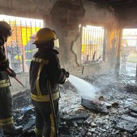 Incendio en una vivienda, destrucción total, la mascota no logró salir