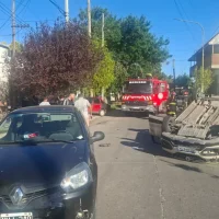 Impactante vuelco en Berisso deja dos heridos y una mujer rescatada por bomberos