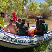 Rescatan a seis pescadores en la Playa Municipal tras ignorar alerta por crecida del río