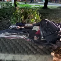 Familia en la calle: padres con problemas de consumo, menores mendigando y municipio ausente