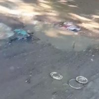 EL OLVIDO DE LA CALLE CARLOS GARDEL, ENTRE EL BARRO Y EL TRÁNSITO PESADO