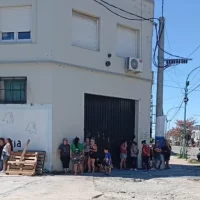 Los pobres hacen cola, los funcionarios hacen listas