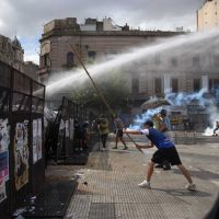 Máxima tensión frente al Congreso: Incidentes, balas de goma y detenidos en la marcha contra la reforma laboral