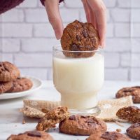 Milei destruyó hasta el vaso de leche con galletitas