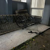 INSÓLITO EN BERISSO: CON LA ESCUELA CUSTODIADA POR AMENAZAS DE TIROTEO, ROBARON UNA BICICLETA EN LA PUERTA