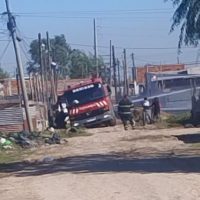 CRÓNICA DE UNA EMERGENCIA ANUNCIADA: INCENDIO EN BERISSO Y CAMIÓN DE BOMBEROS ENCAJADO EN CALLE EN ESTADO CRÍTICO