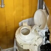 Houston, «tenemos un problema» se tapó el inodoro