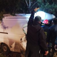 Impresionante accidente en La Balandra: un conductor fue rescatado tras chocar contra un poste de media tensión en la Ruta 15