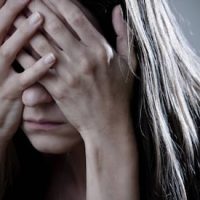 Denunciaron aberrante ataque en Berisso: se le metió por la ventana y la abusó, amenazó con «macumba»