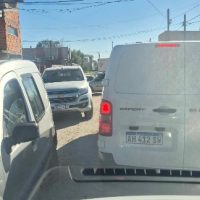 CAOS VEHICULAR Y MALESTAR EN BERISSO: CORTE EN AVENIDA 30 DEJA ATRAPADOS A LOS VECINOS EN CALLES INTRANSITABLES