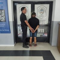Secuestró, apuñaló y obligó a acompañarlo a robar a su pareja