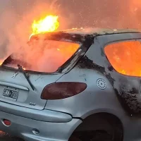 Investigan un incendio: prendieron fuego un auto en plena calle