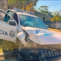 Un patrullero chocó y terminó sobre una vereda en Villa Argüello