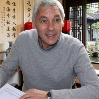 Cagliardi ensaya un «Cuento Chino» al comercio local