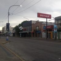Persianas bajas y mostradores fríos: el comercio en Berisso resiste la caída del consumo