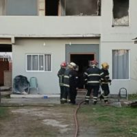 Bomberos rescataron a un hombre desvanecido y asistieron a una mujer en un incendio