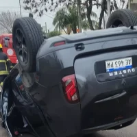 Espectacular vuelco en Berisso: un automovilista chocó contra un árbol y resultó ileso