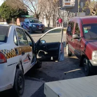 Choque: un taxi y una camioneta colisionaron en la esquina de 12 y 160**