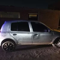 Andaba a los tiros, lo persiguieron, el auto quedó pero el delincuente «rajó»