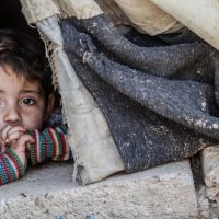 El frío del invierno expone la vulnerabilidad de las familias en los barrios de Berisso