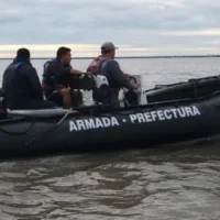 Hallan un cuerpo en la costa uruguaya y creen que es uno de los pescadores desaparecidos en el Río de la Plata