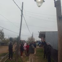 El Carmen: un sector sin luz, conexiones improvisadas, casi  tragedia, tensión entre vecinos y Edelap y el municipio «bien gracias»